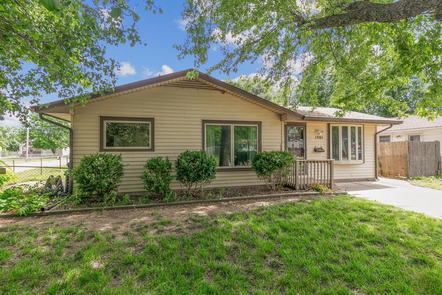 Wichita, Kansas 67213, United States, 3 Bedrooms Bedrooms, ,3 BathroomsBathrooms,Residential,Pending,55857