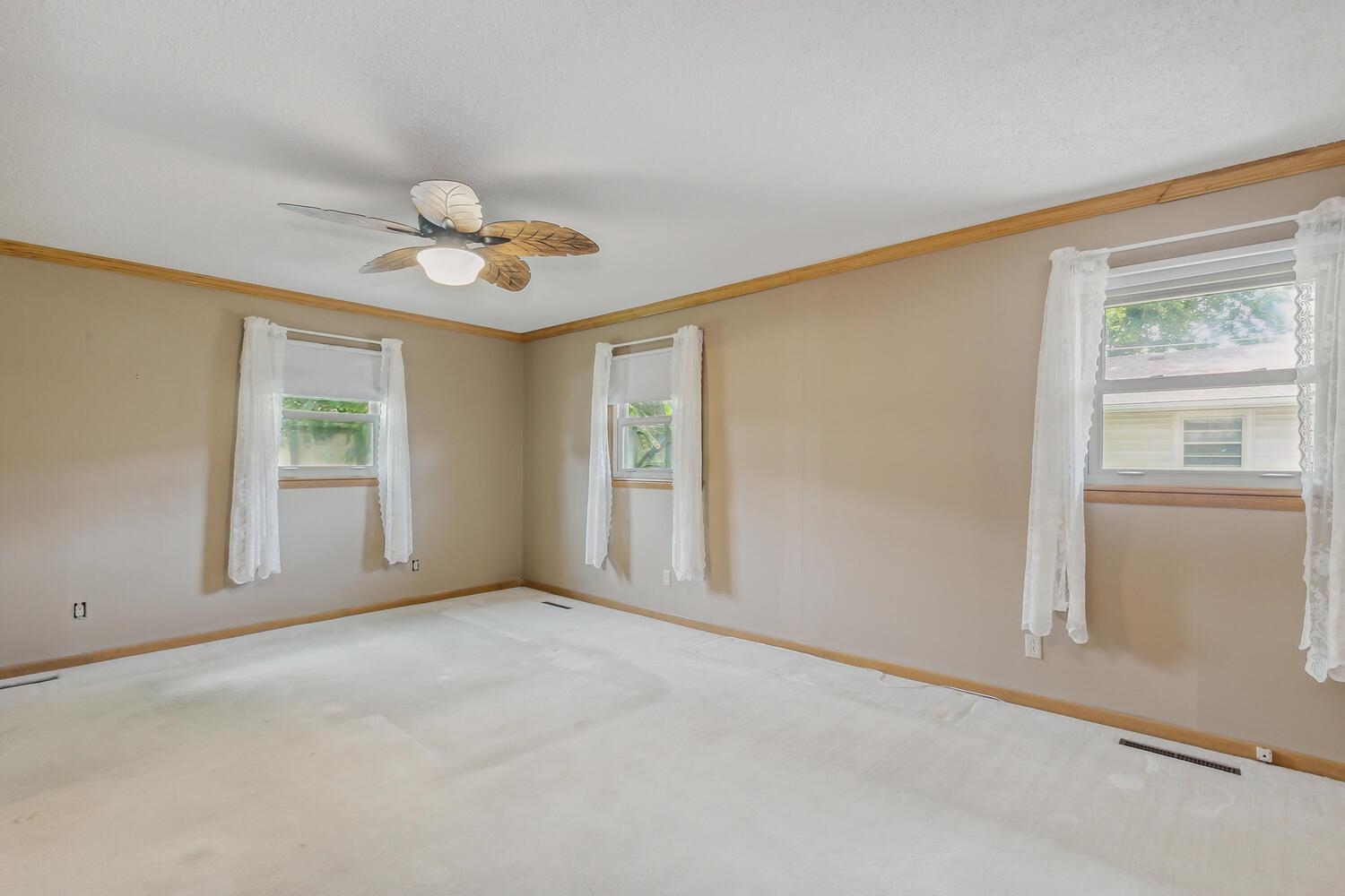 Wichita, Kansas 67213, United States, 3 Bedrooms Bedrooms, ,3 BathroomsBathrooms,Residential,Pending,55857