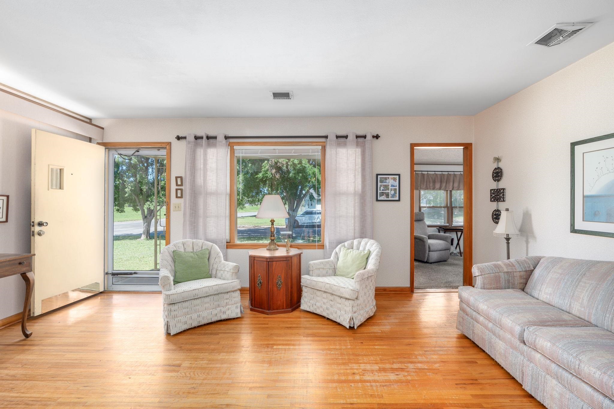 Wichita, Kansas 67216, United States, 3 Bedrooms Bedrooms, ,1 BathroomBathrooms,Residential,Pending,58033