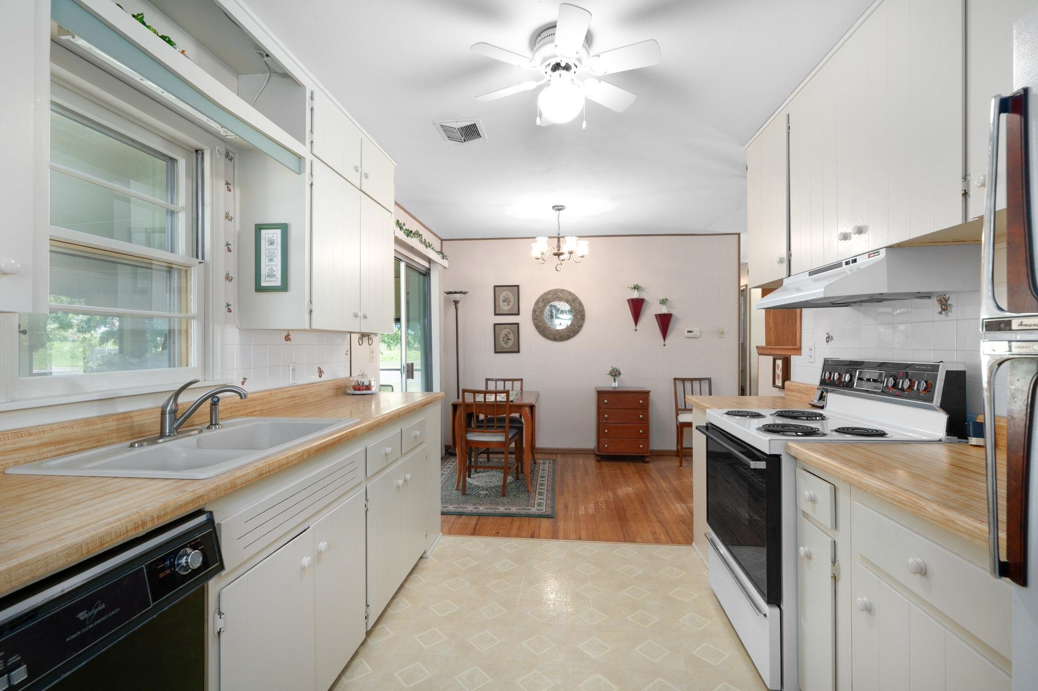 Wichita, Kansas 67216, United States, 3 Bedrooms Bedrooms, ,1 BathroomBathrooms,Residential,Pending,58033