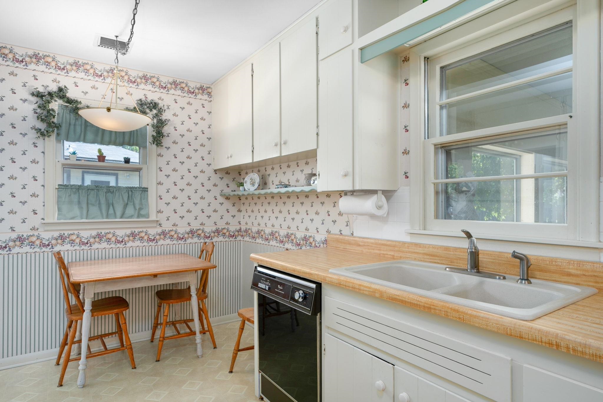 Wichita, Kansas 67216, United States, 3 Bedrooms Bedrooms, ,1 BathroomBathrooms,Residential,Pending,58033