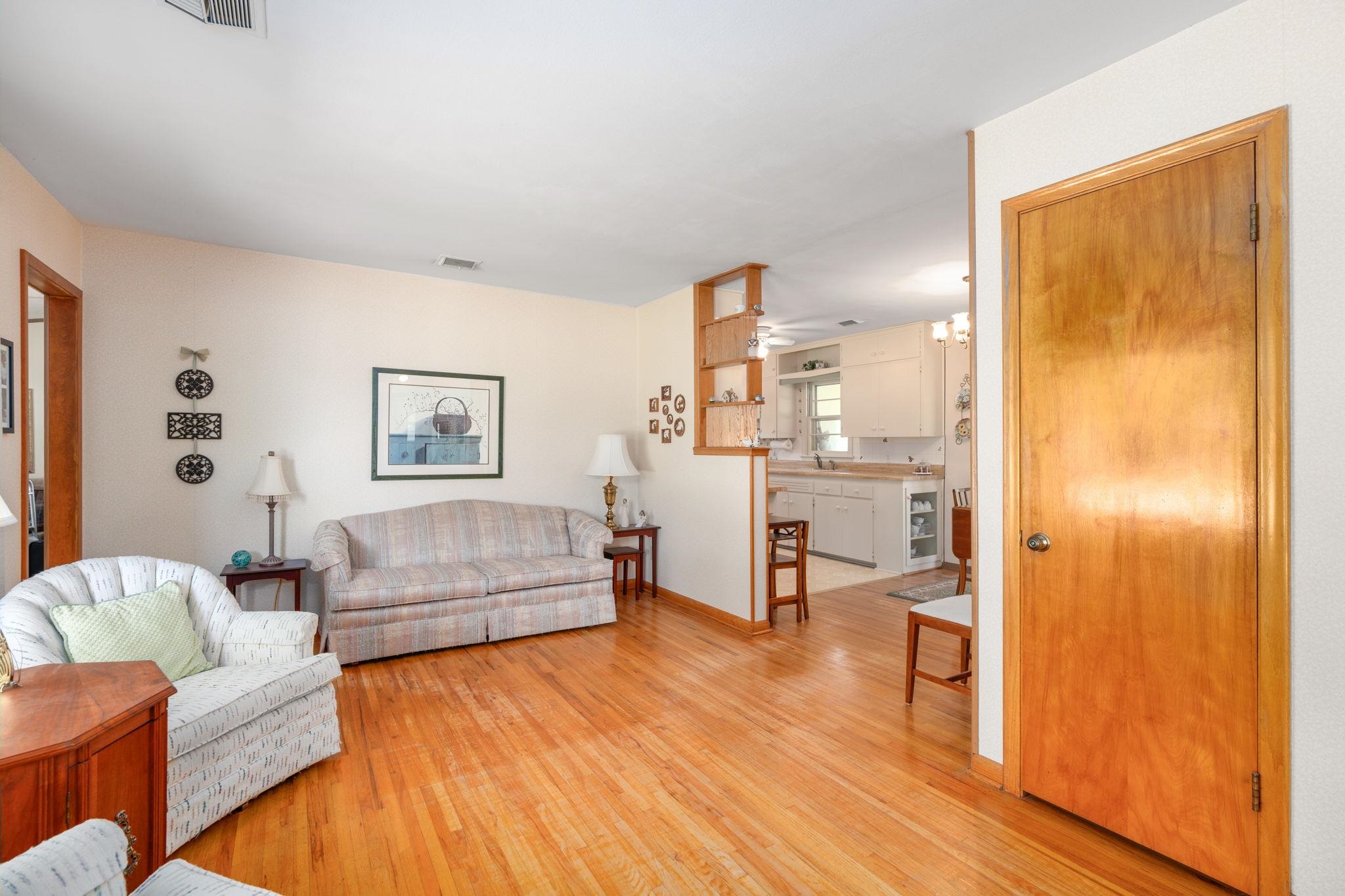 Wichita, Kansas 67216, United States, 3 Bedrooms Bedrooms, ,1 BathroomBathrooms,Residential,Pending,58033