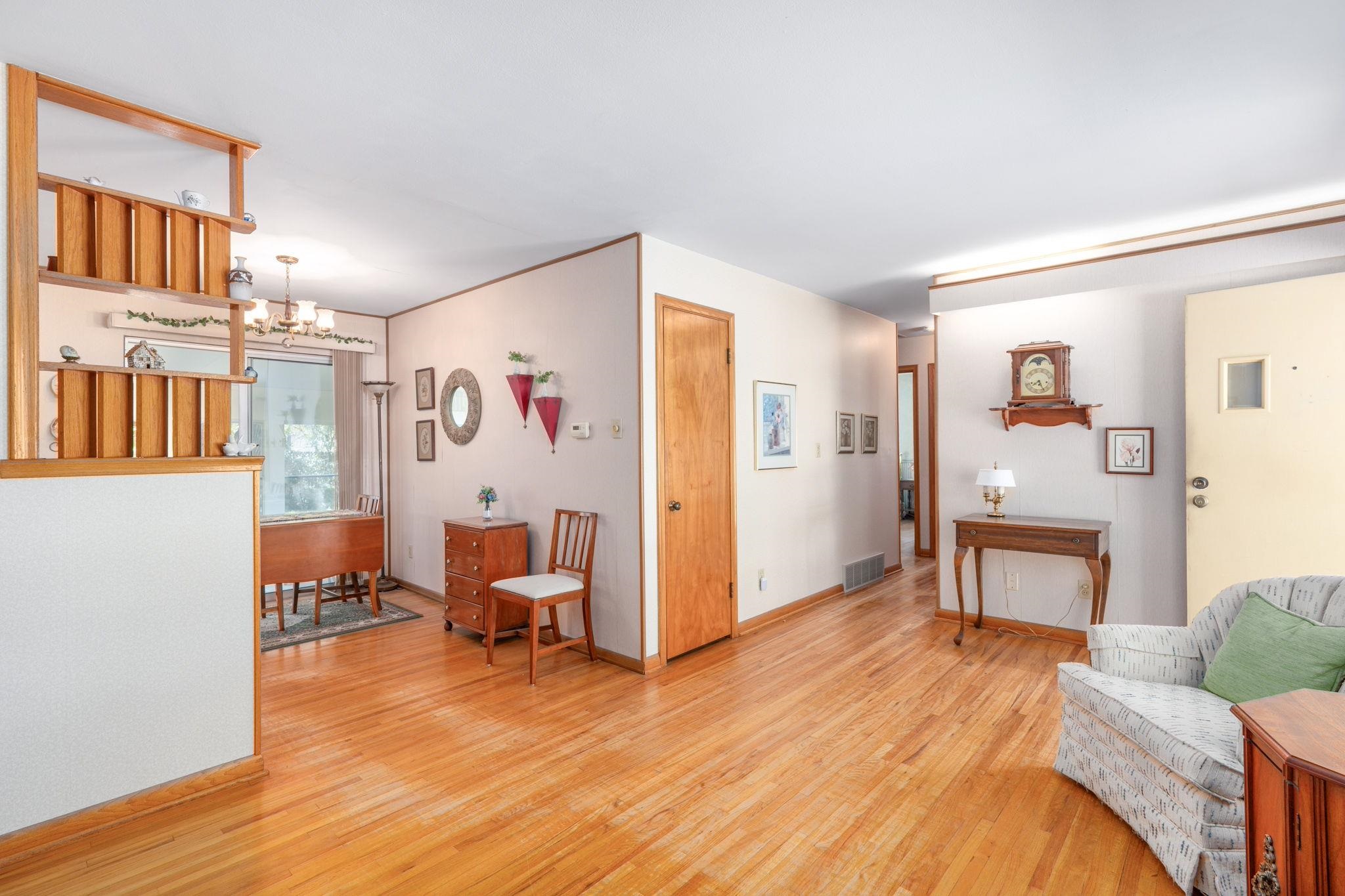 Wichita, Kansas 67216, United States, 3 Bedrooms Bedrooms, ,1 BathroomBathrooms,Residential,Pending,58033