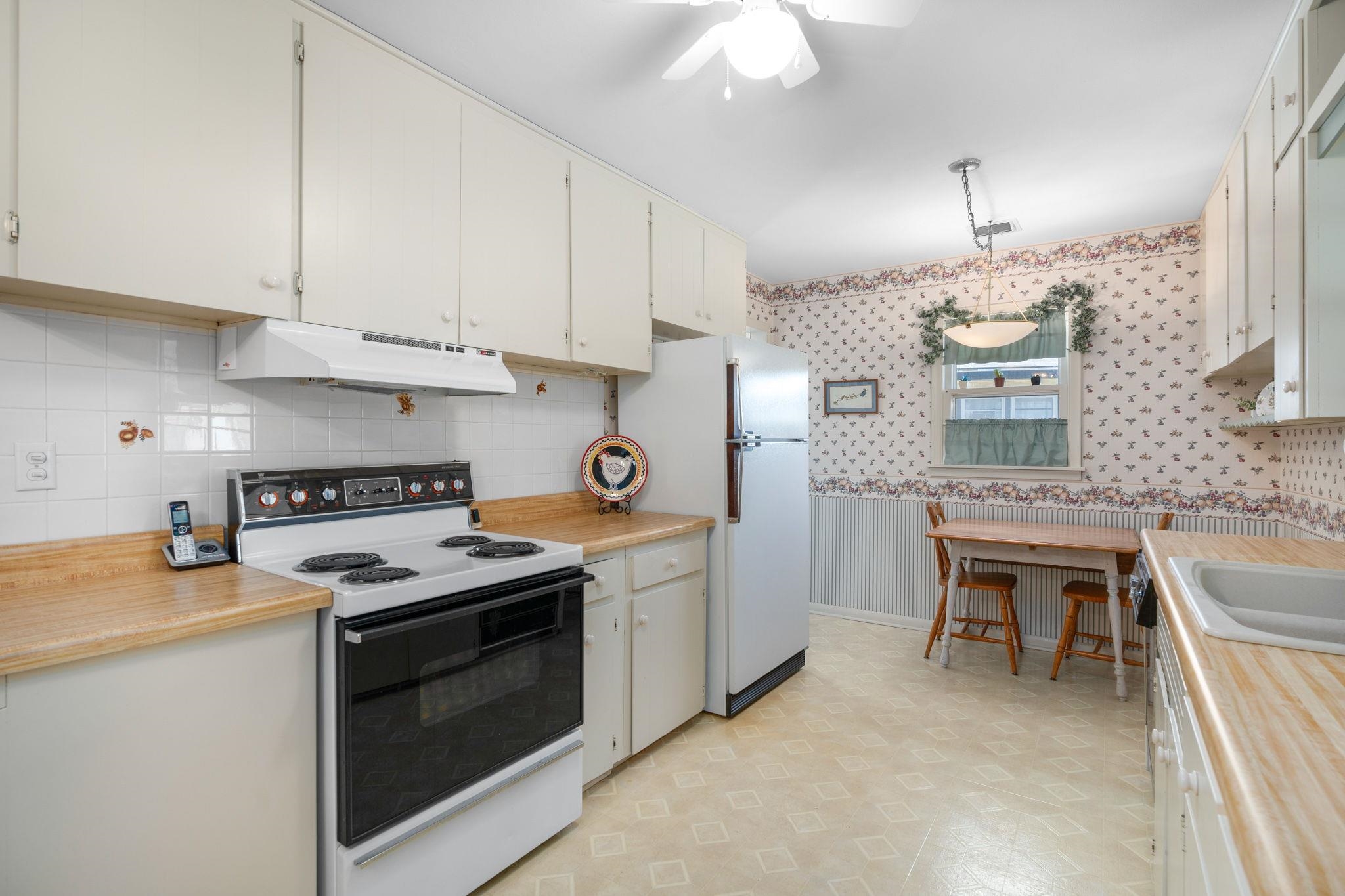 Wichita, Kansas 67216, United States, 3 Bedrooms Bedrooms, ,1 BathroomBathrooms,Residential,Pending,58033