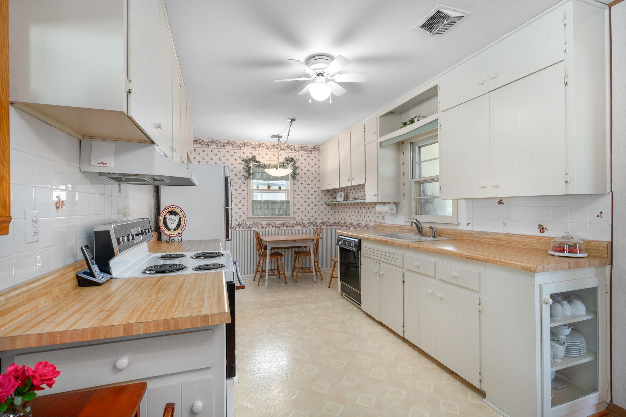 Wichita, Kansas 67216, United States, 3 Bedrooms Bedrooms, ,1 BathroomBathrooms,Residential,Pending,58033