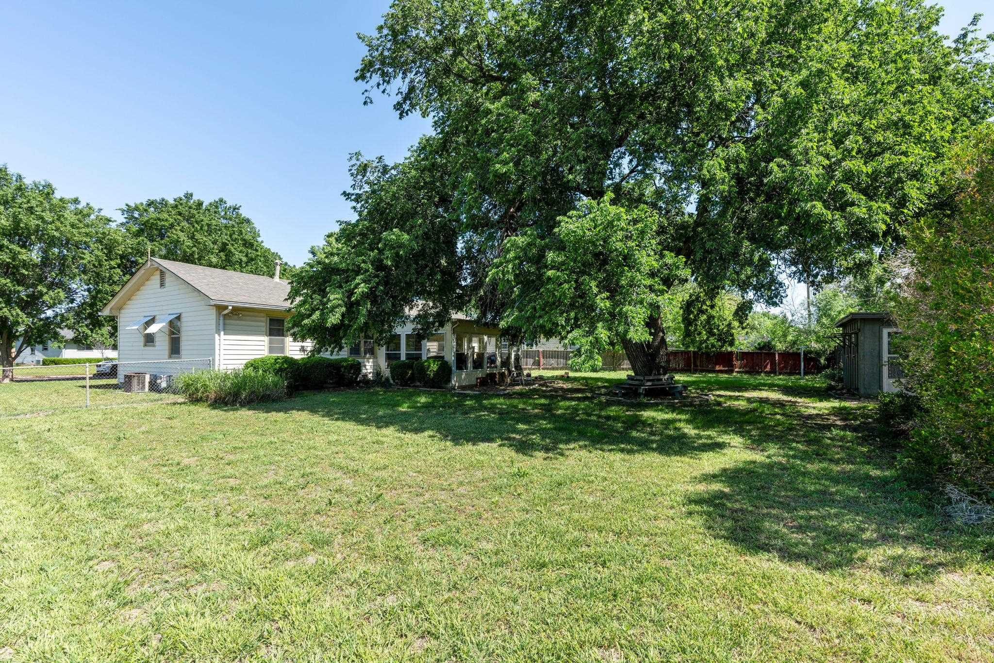 Wichita, Kansas 67216, United States, 3 Bedrooms Bedrooms, ,1 BathroomBathrooms,Residential,Pending,58033