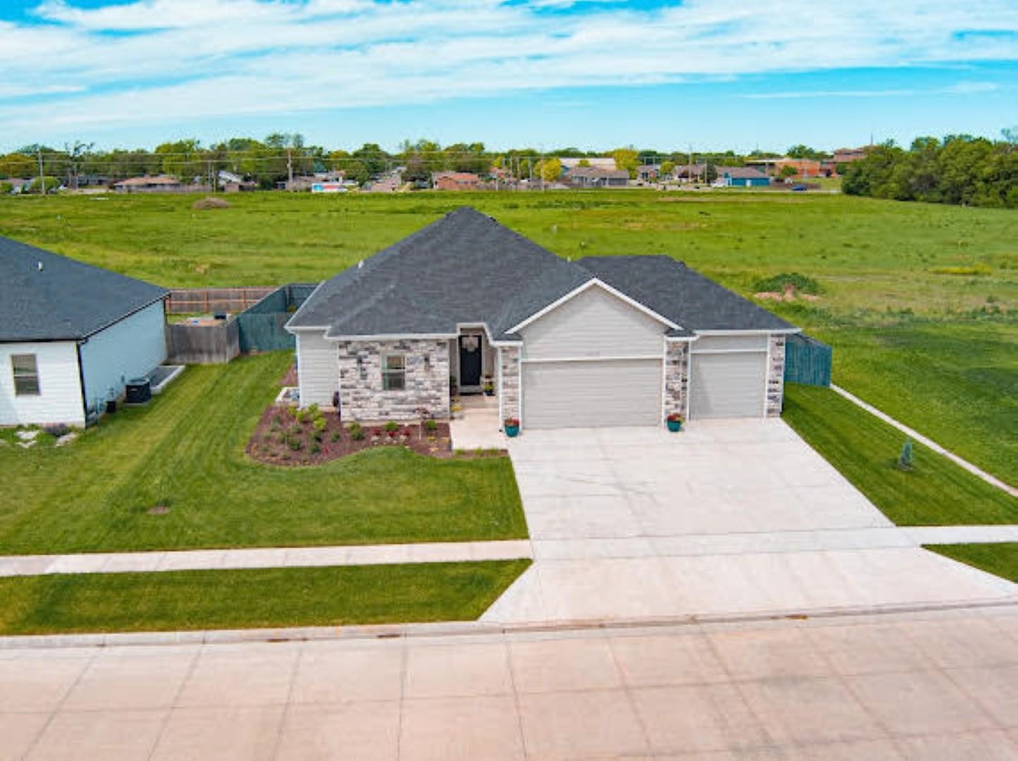 2718 Wet Stone Dr, Salina, Kansas image 2