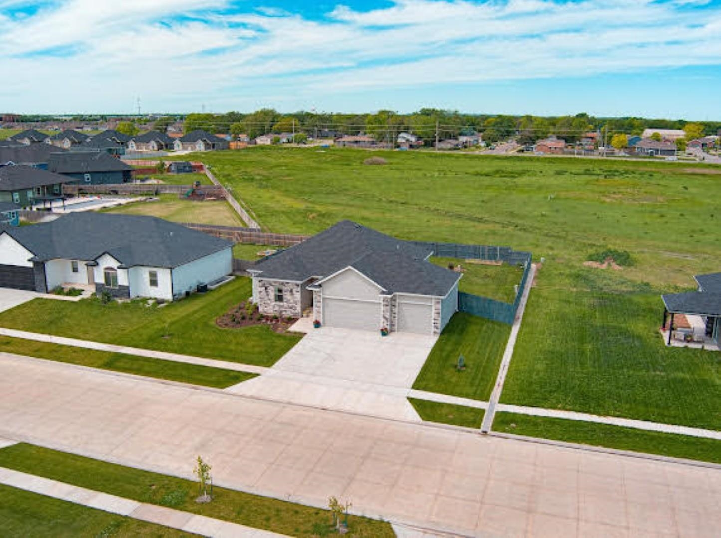 2718 Wet Stone Dr, Salina, Kansas image 1