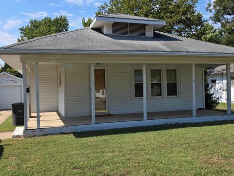 Homes For Sale - 1021 N 3rd St<br/> Cowley County, Arkansas City, KS 67005