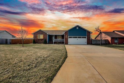 Homes For Sale - 1811 E 26th Ave<br/> Hutchinson, KS 67502