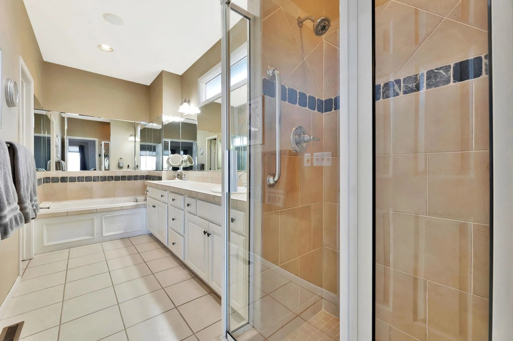 Wichita, Kansas 67206, United States, 3 Bedrooms Bedrooms, ,3 BathroomsBathrooms,Residential,Active,256271