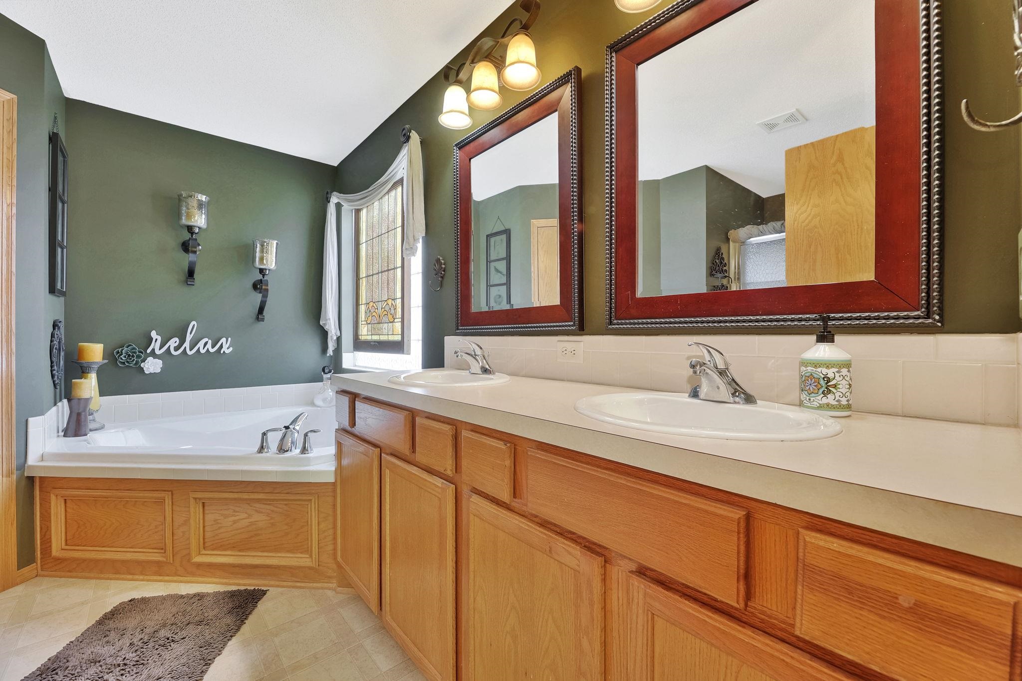 Wichita, Kansas 67219, United States, 4 Bedrooms Bedrooms, ,3 BathroomsBathrooms,Residential,Pending,55055