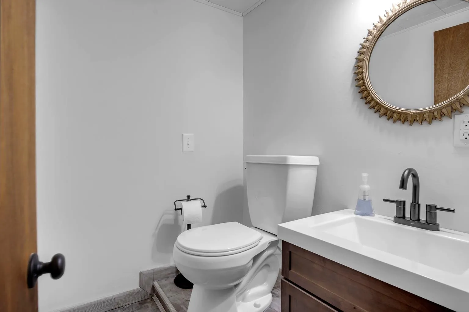 Newton, Kansas 67114, United States, 3 Bedrooms Bedrooms, ,2 BathroomsBathrooms,Residential,Pending,35327