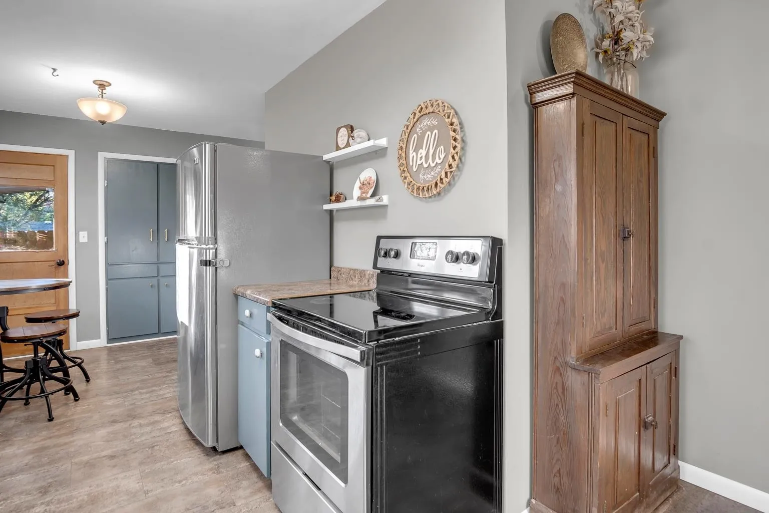 Newton, Kansas 67114, United States, 3 Bedrooms Bedrooms, ,2 BathroomsBathrooms,Residential,Pending,35327