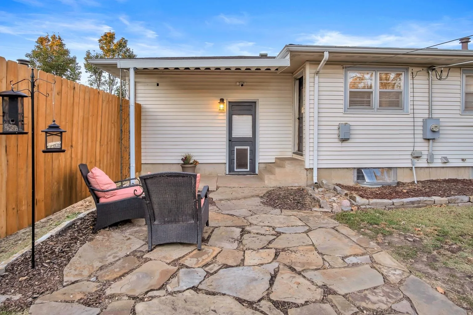 Newton, Kansas 67114, United States, 3 Bedrooms Bedrooms, ,2 BathroomsBathrooms,Residential,Pending,35327