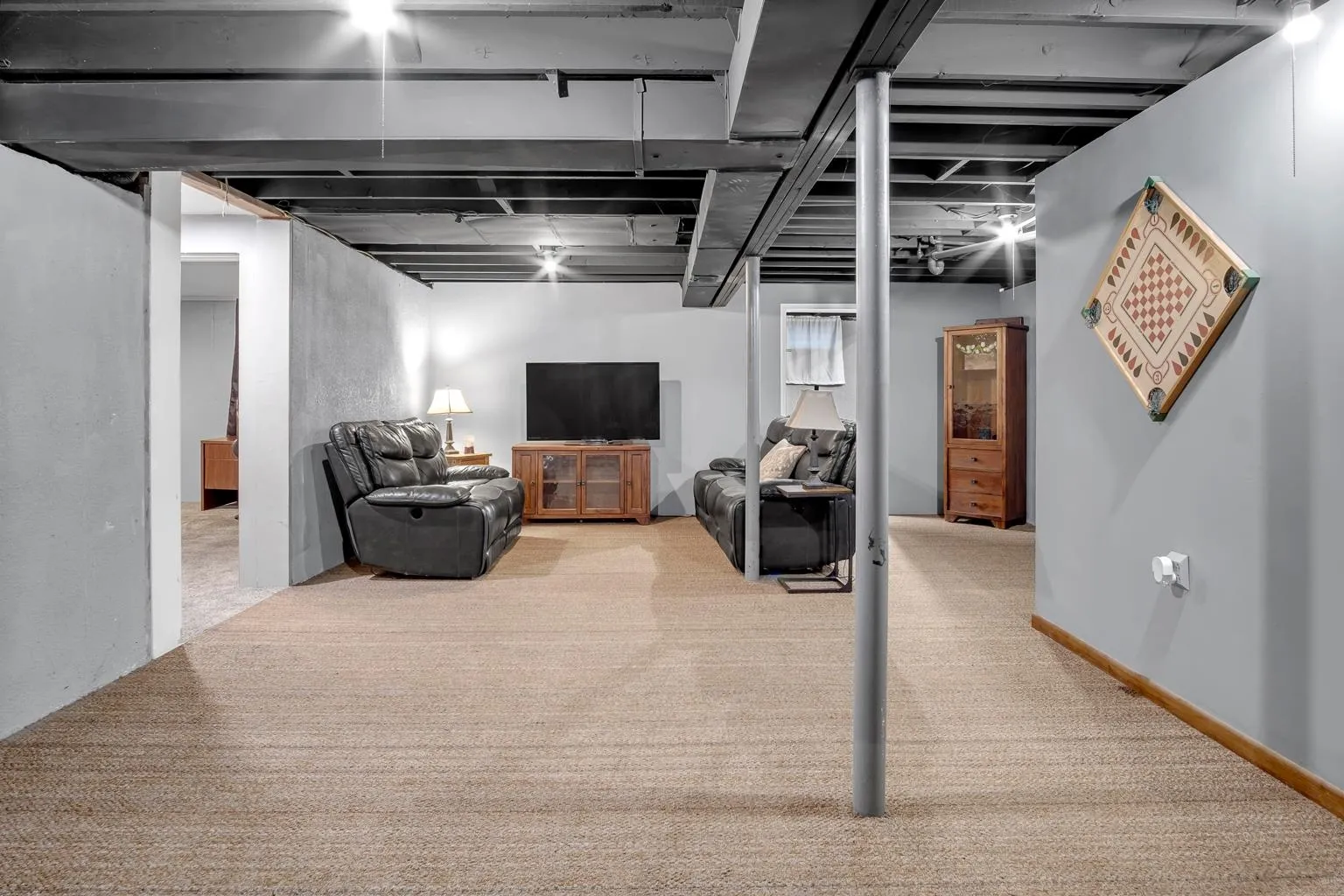 Newton, Kansas 67114, United States, 3 Bedrooms Bedrooms, ,2 BathroomsBathrooms,Residential,Pending,35327