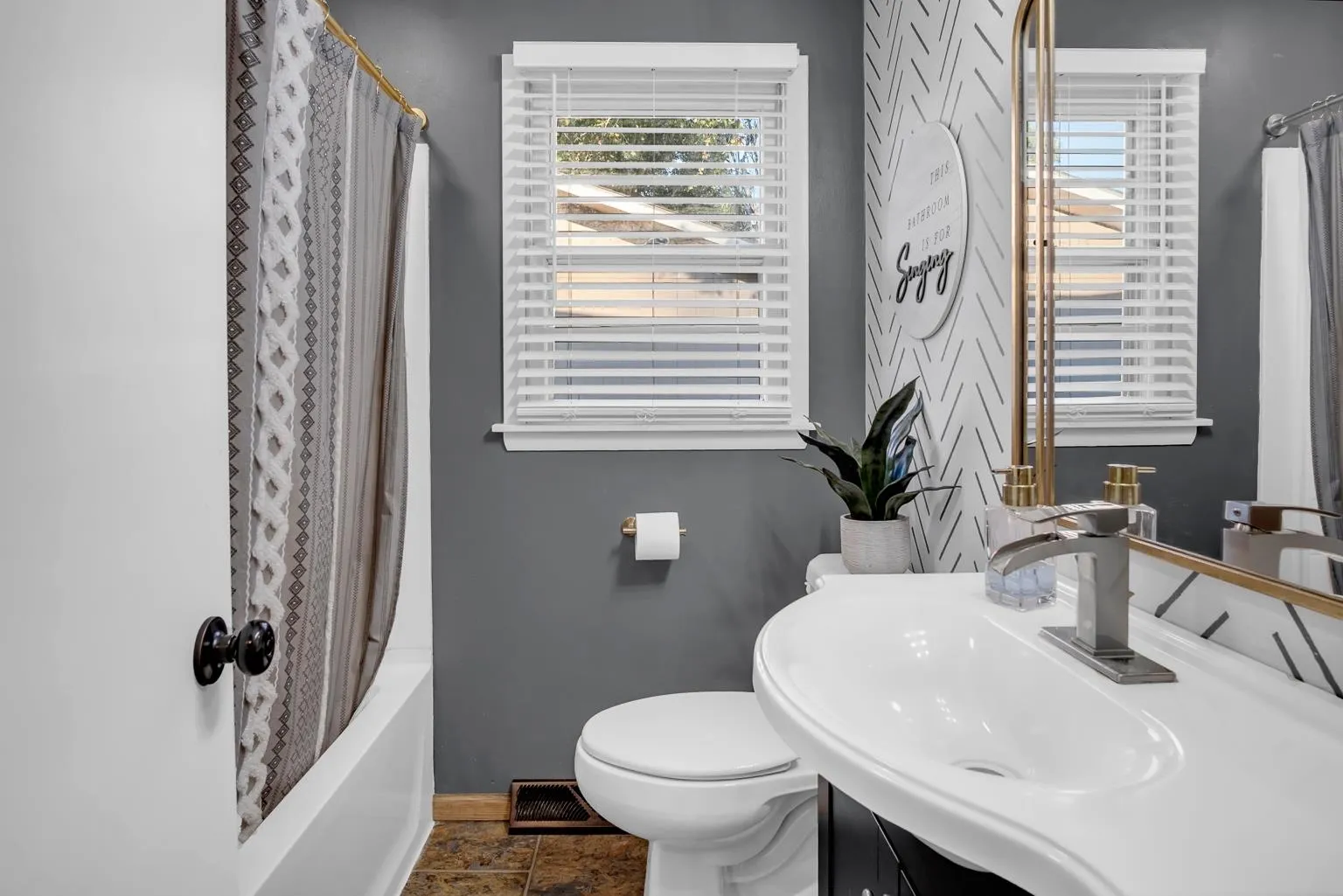 Newton, Kansas 67114, United States, 3 Bedrooms Bedrooms, ,2 BathroomsBathrooms,Residential,Pending,35327