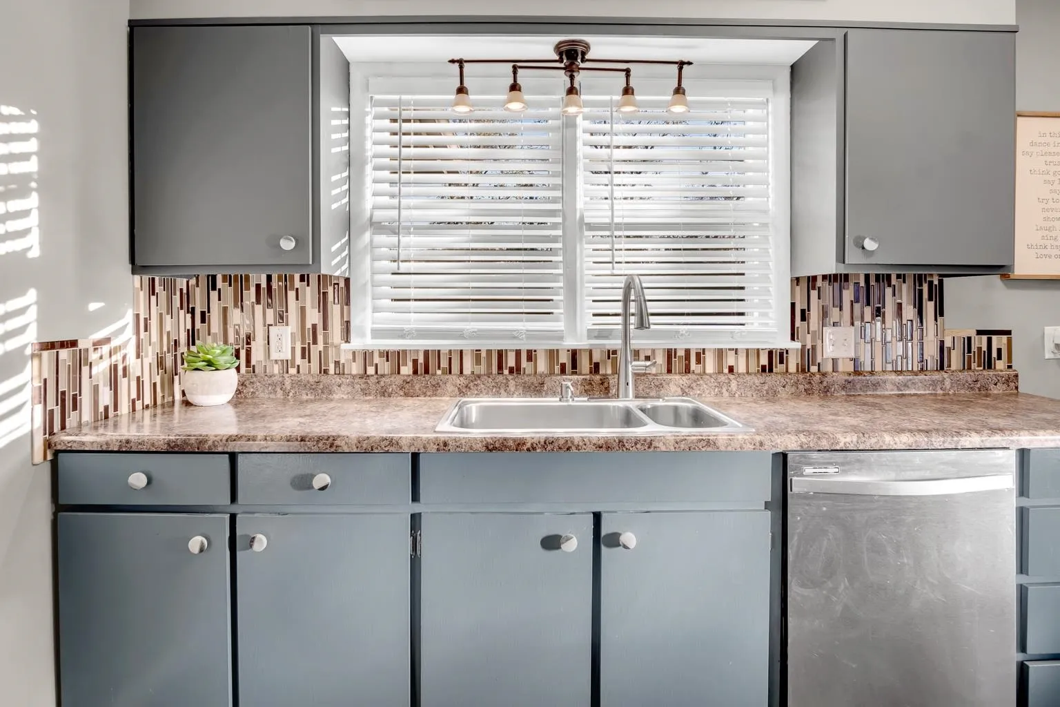 Newton, Kansas 67114, United States, 3 Bedrooms Bedrooms, ,2 BathroomsBathrooms,Residential,Pending,35327