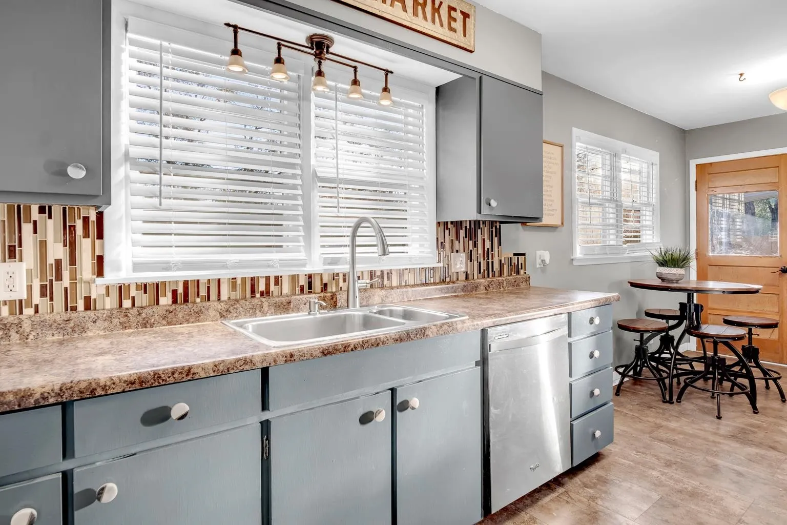 Newton, Kansas 67114, United States, 3 Bedrooms Bedrooms, ,2 BathroomsBathrooms,Residential,Pending,35327