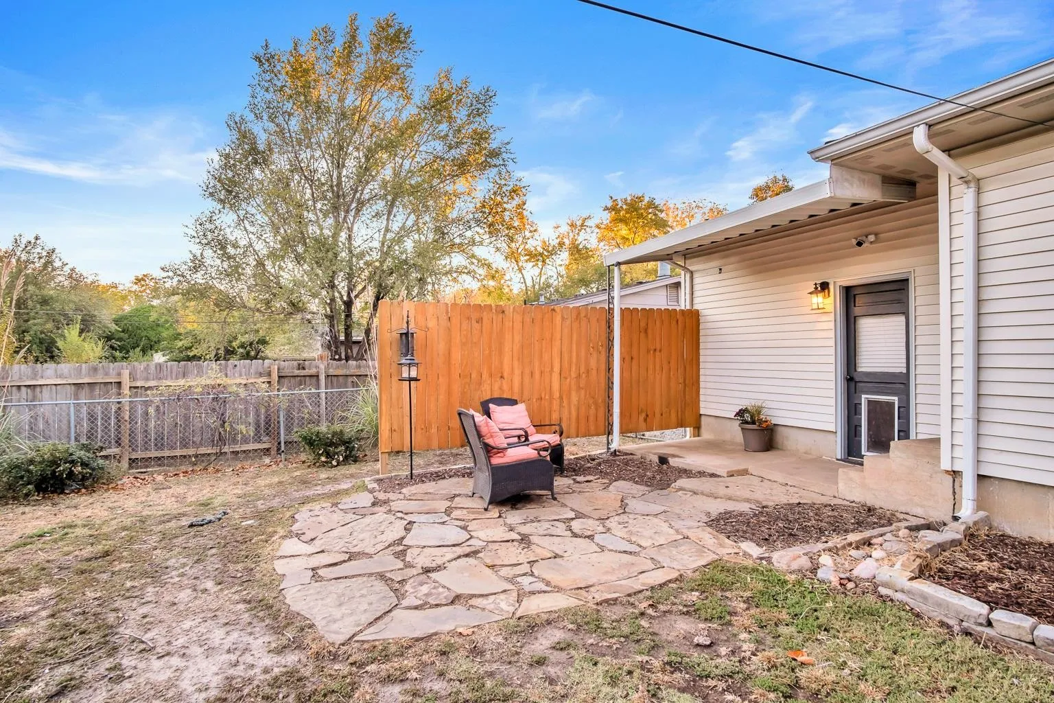 Newton, Kansas 67114, United States, 3 Bedrooms Bedrooms, ,2 BathroomsBathrooms,Residential,Pending,35327