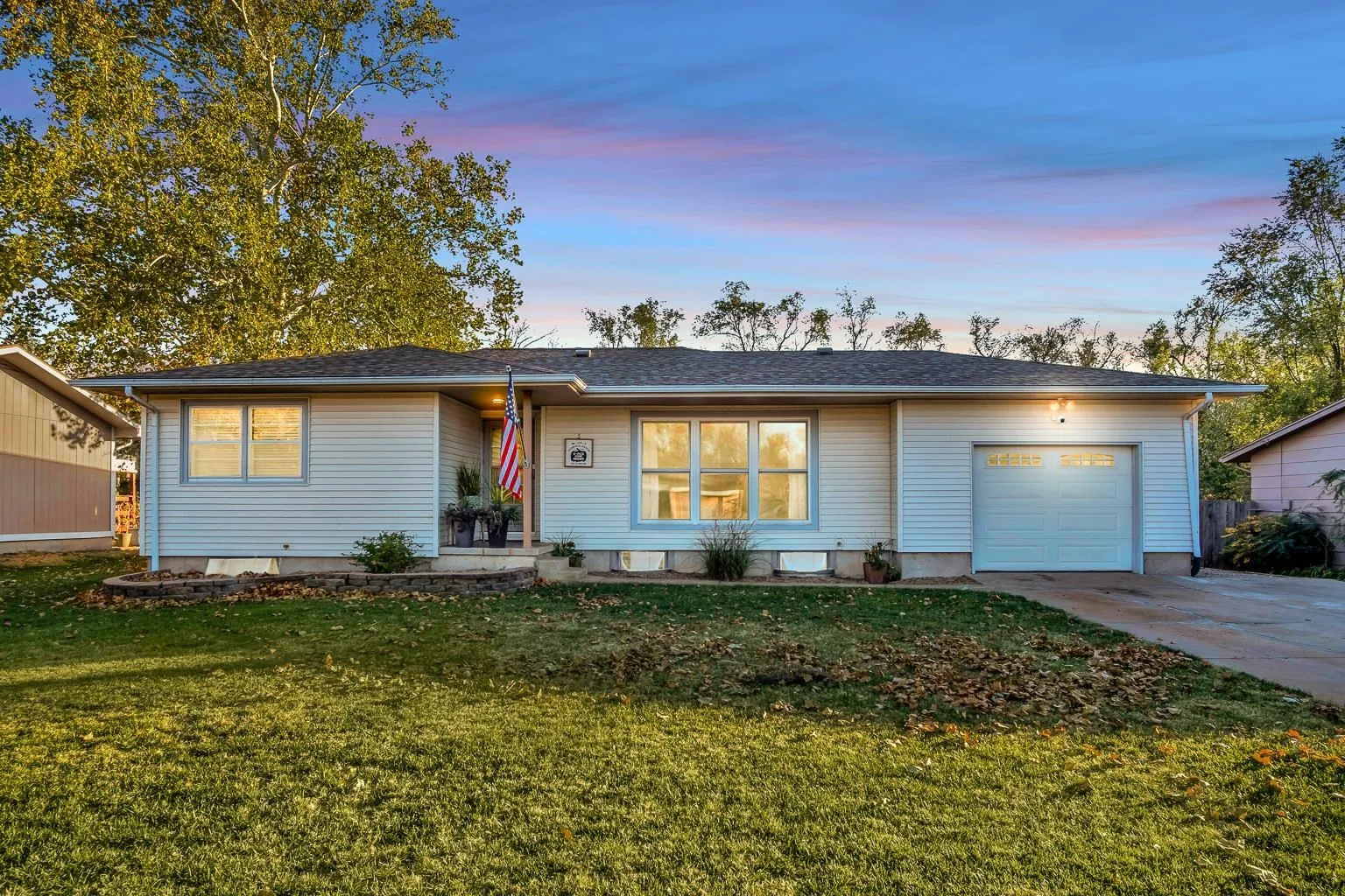 Newton, Kansas 67114, United States, 3 Bedrooms Bedrooms, ,2 BathroomsBathrooms,Residential,Pending,35327