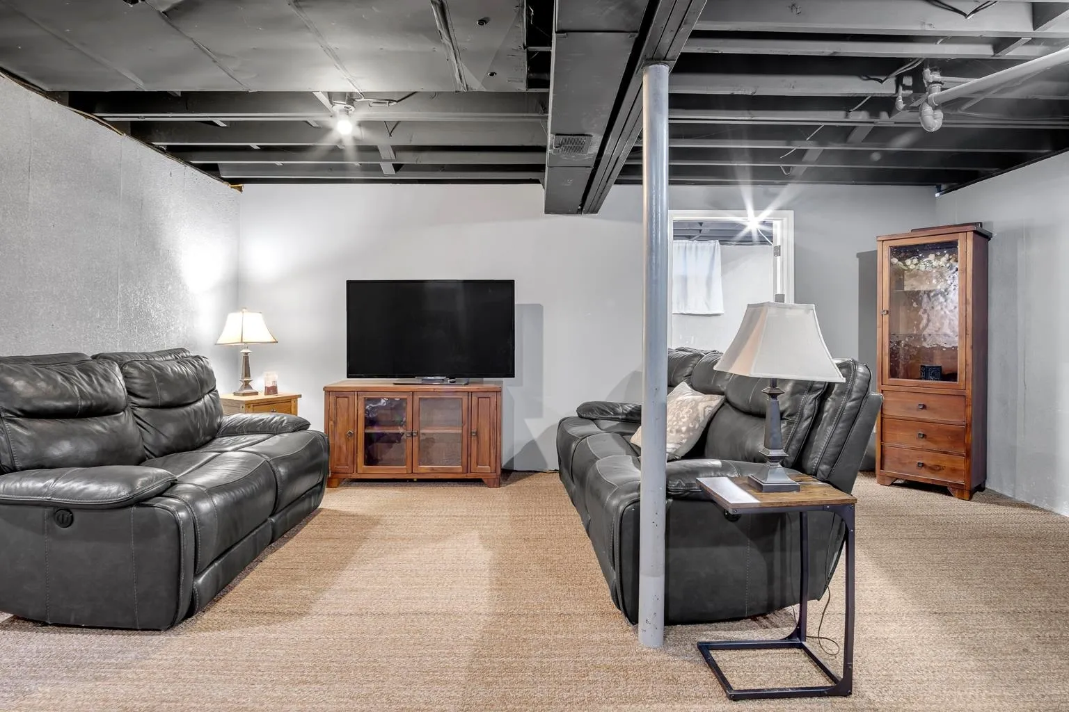 Newton, Kansas 67114, United States, 3 Bedrooms Bedrooms, ,2 BathroomsBathrooms,Residential,Pending,35327