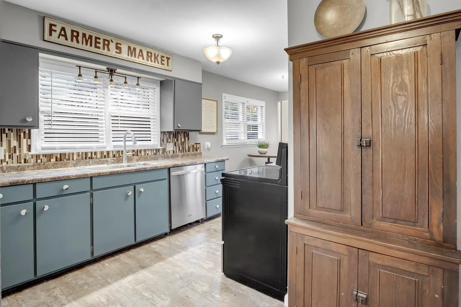 Newton, Kansas 67114, United States, 3 Bedrooms Bedrooms, ,2 BathroomsBathrooms,Residential,Pending,35327