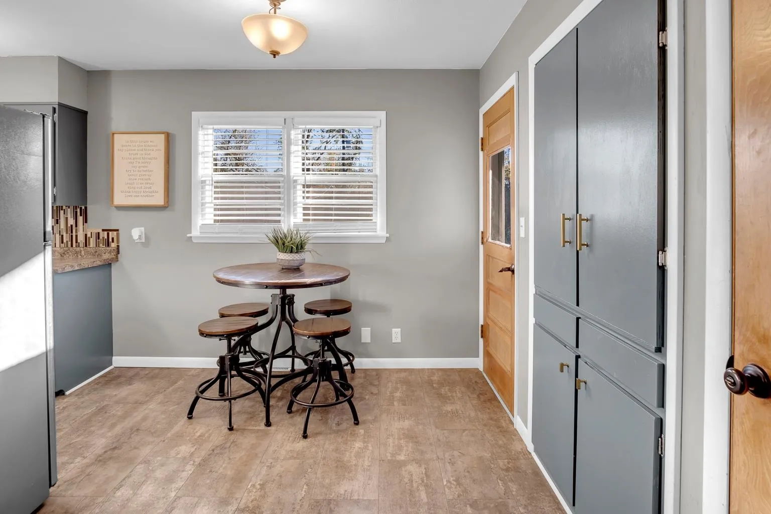 Newton, Kansas 67114, United States, 3 Bedrooms Bedrooms, ,2 BathroomsBathrooms,Residential,Pending,35327