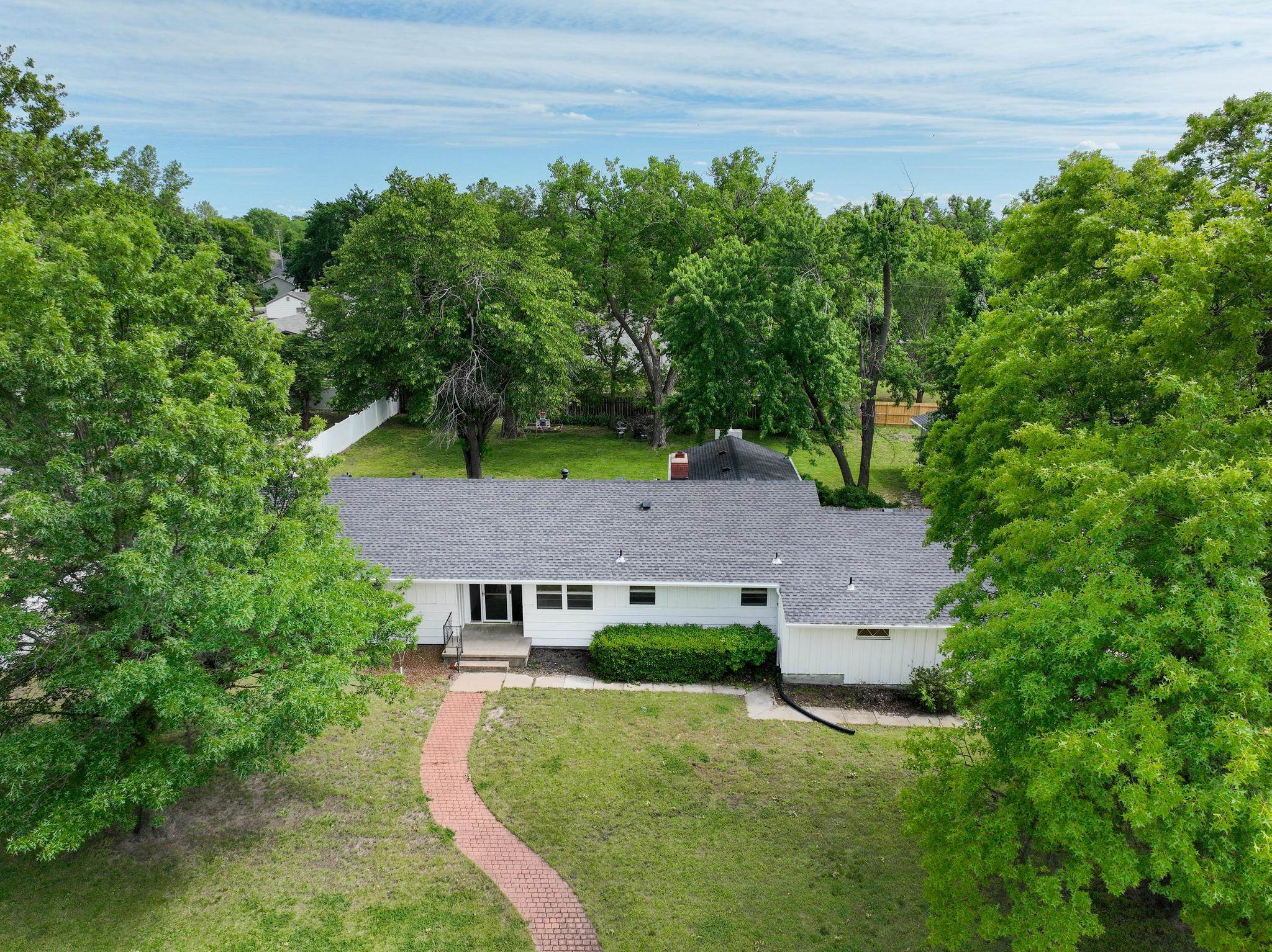 5 Indian Ln, Newton, Kansas image 1