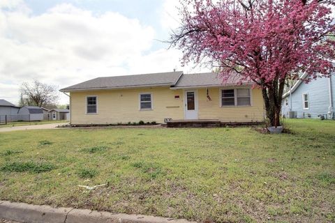 Homes For Sale - 1201 W Oklahoma Ave<br/> Cowley County, Arkansas City, KS 67005