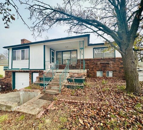 Homes For Sale - 912 Fairfield Ave<br/> Newton, KS 67114