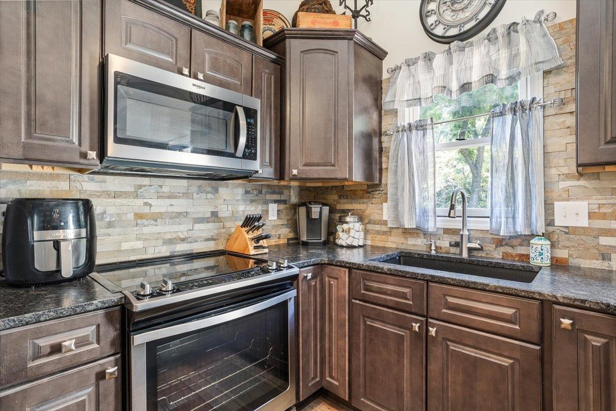 Derby, Kansas 67037, United States, 4 Bedrooms Bedrooms, ,3 BathroomsBathrooms,Residential,Pending,52755