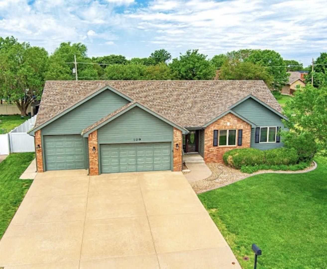 109 N Eastmoor Dr, Salina, Kansas image 1