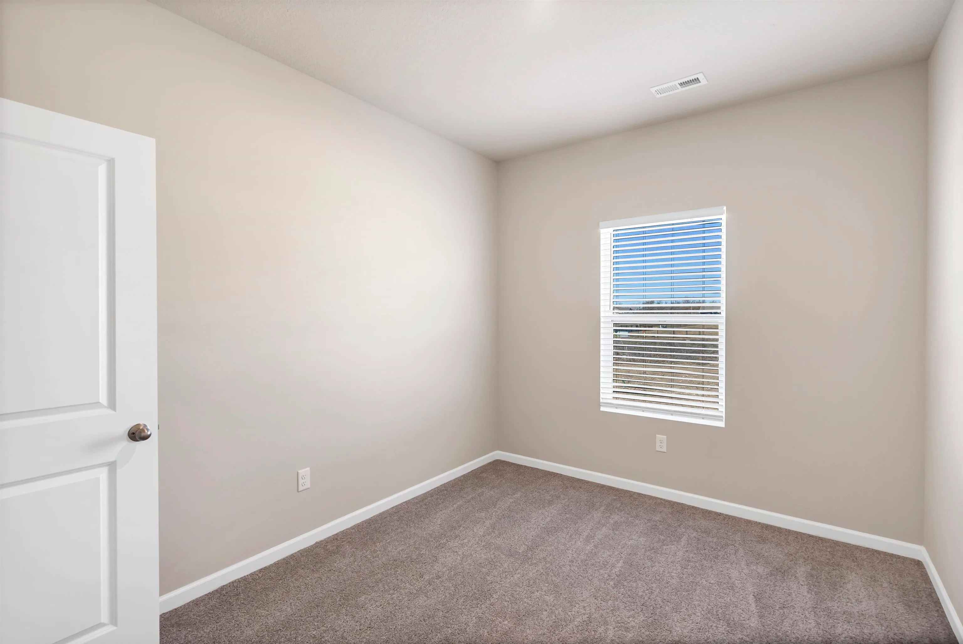 McPherson, Kansas 67460, United States, 3 Bedrooms Bedrooms, ,2 BathroomsBathrooms,Residential,Pending,46604