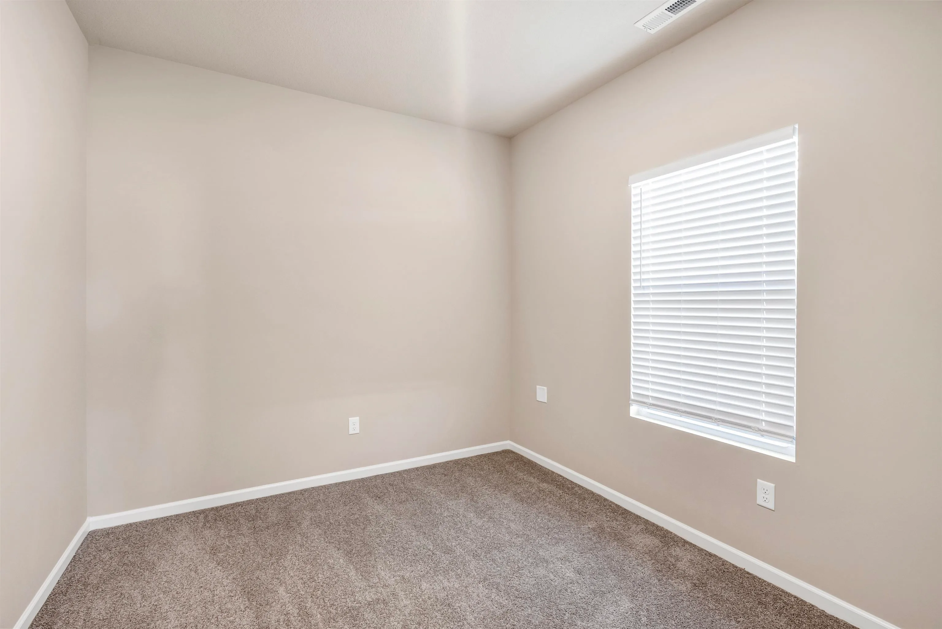 McPherson, Kansas 67460, United States, 3 Bedrooms Bedrooms, ,2 BathroomsBathrooms,Residential,Pending,46604