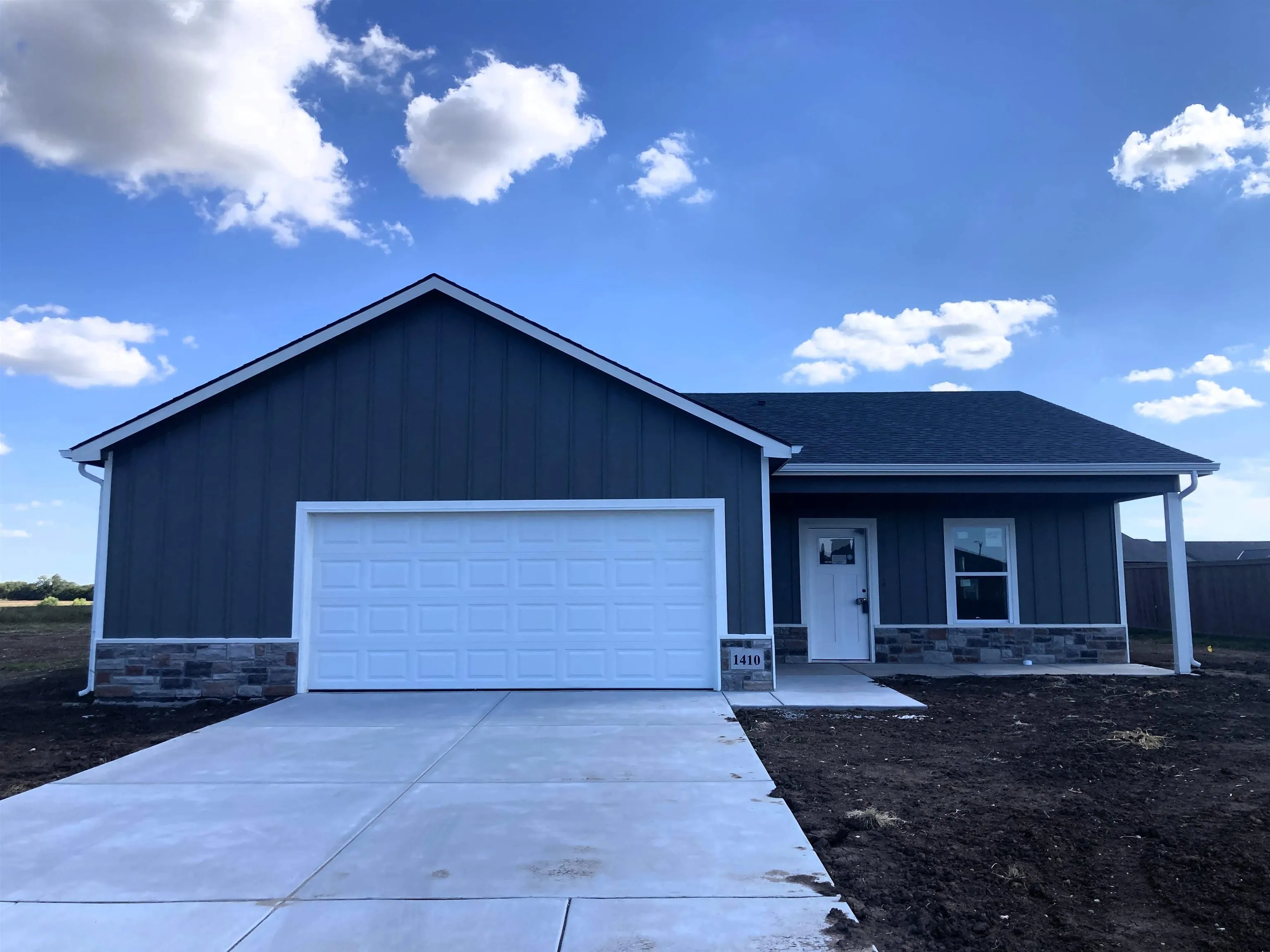 McPherson, Kansas 67460, United States, 3 Bedrooms Bedrooms, ,2 BathroomsBathrooms,Residential,Pending,46604