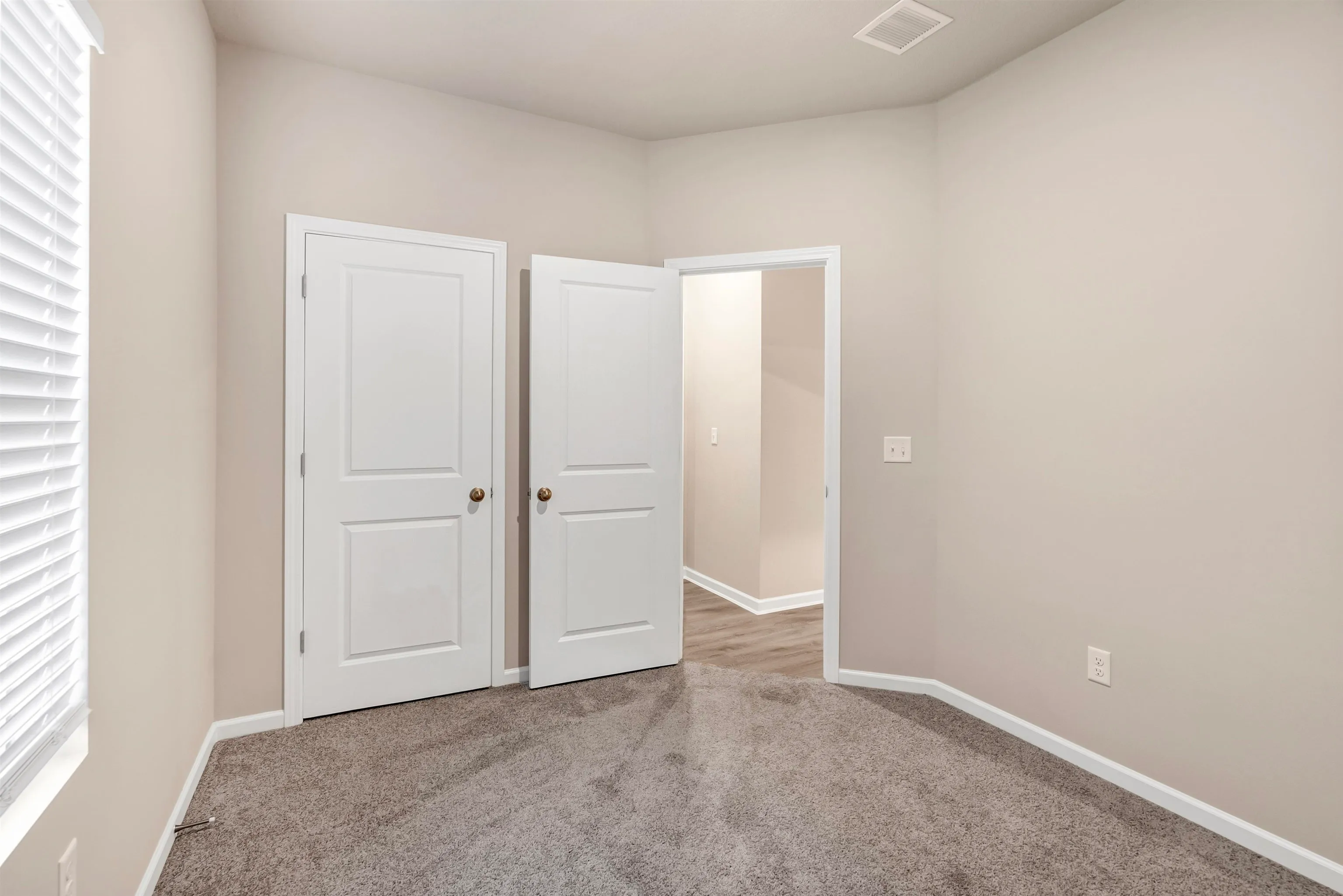 McPherson, Kansas 67460, United States, 3 Bedrooms Bedrooms, ,2 BathroomsBathrooms,Residential,Pending,46604