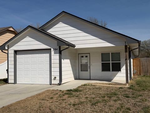 Townhouse For Sale - 204 N Young St<br/> Sedgwick County, Wichita, KS 67212