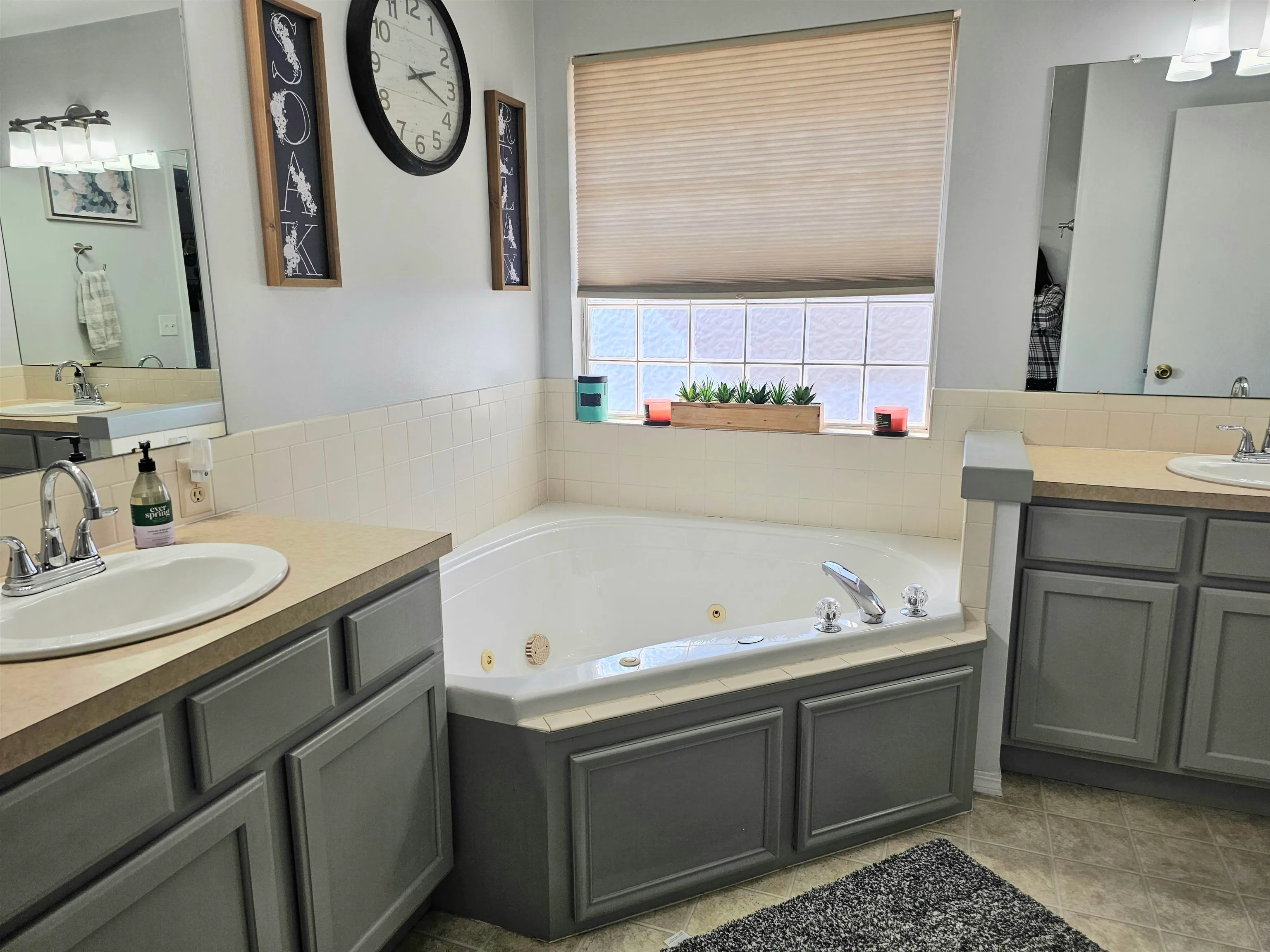 Derby, Kansas 67037, United States, 3 Bedrooms Bedrooms, ,3 BathroomsBathrooms,Residential,Pending,94671