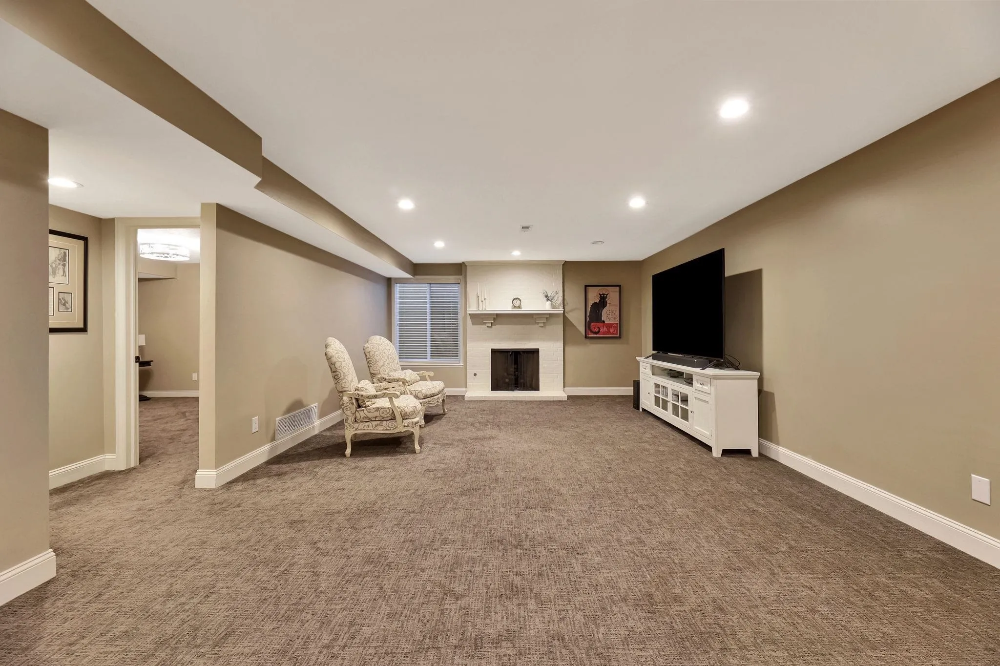 Wichita, Kansas 67206, United States, 5 Bedrooms Bedrooms, ,5 BathroomsBathrooms,Residential,Pending,41170