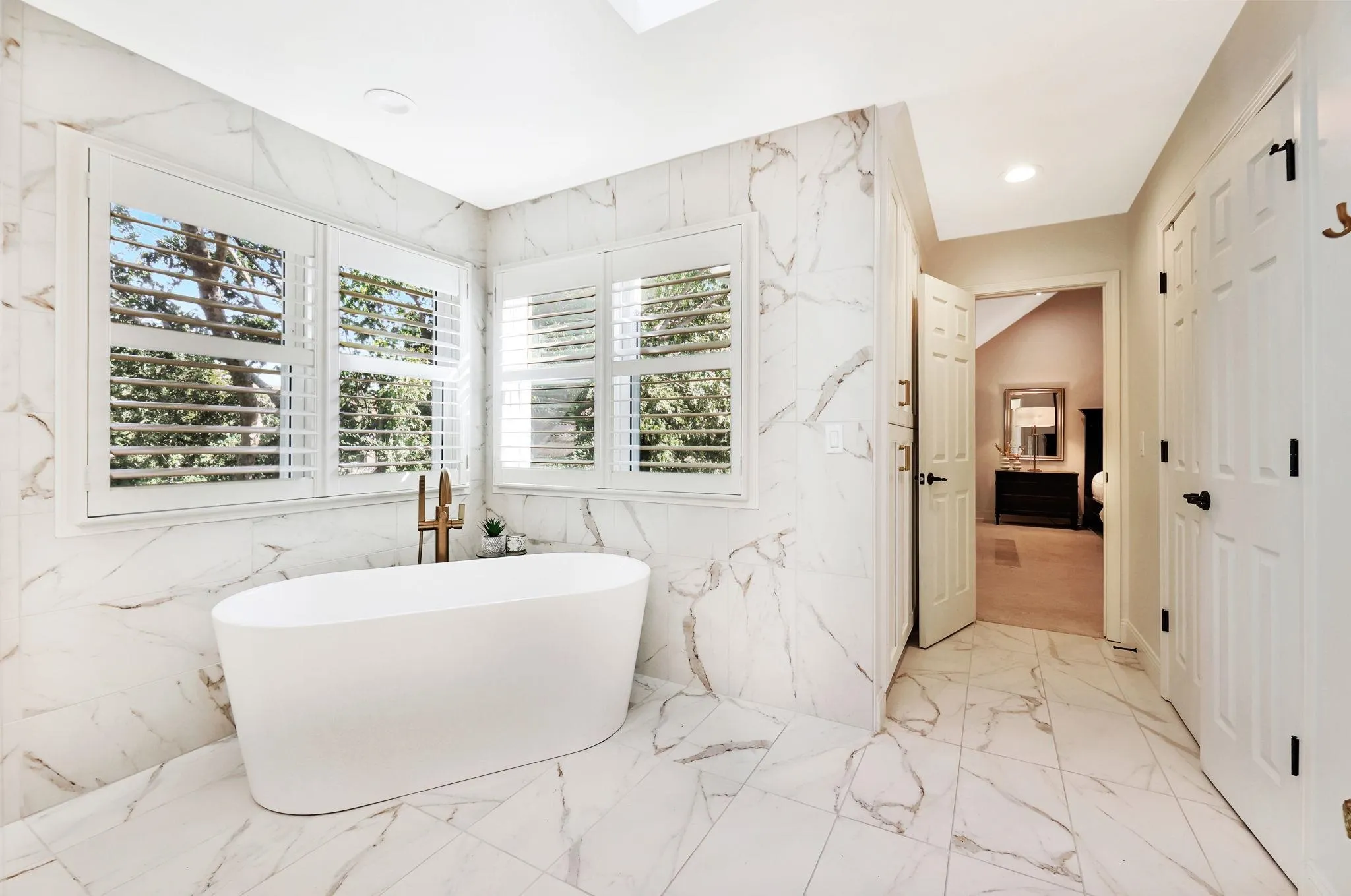 Wichita, Kansas 67206, United States, 5 Bedrooms Bedrooms, ,5 BathroomsBathrooms,Residential,Pending,41170