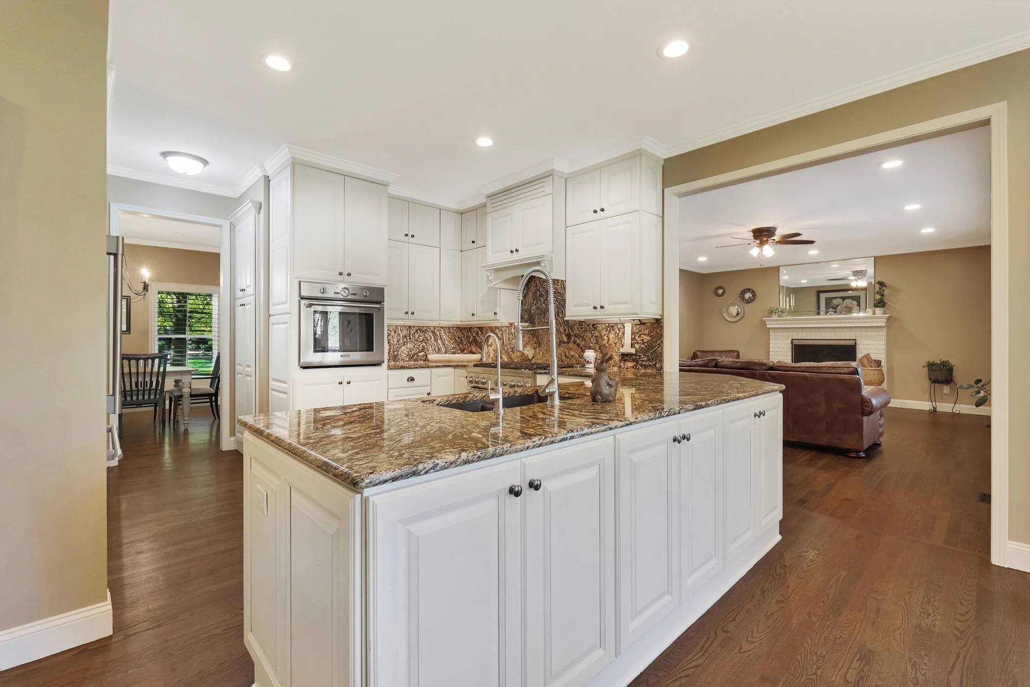 Wichita, Kansas 67206, United States, 5 Bedrooms Bedrooms, ,5 BathroomsBathrooms,Residential,Pending,41170