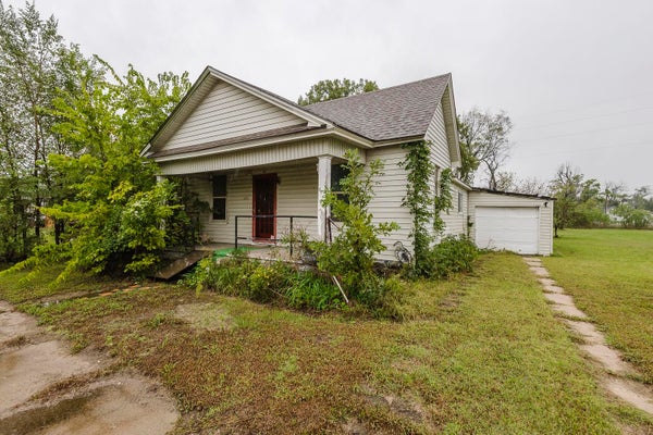 725 W 1ST AVE, HUTCHINSON, KS 67501 - Image b9c047b9183e1237602c0a6283574bd9/493802205