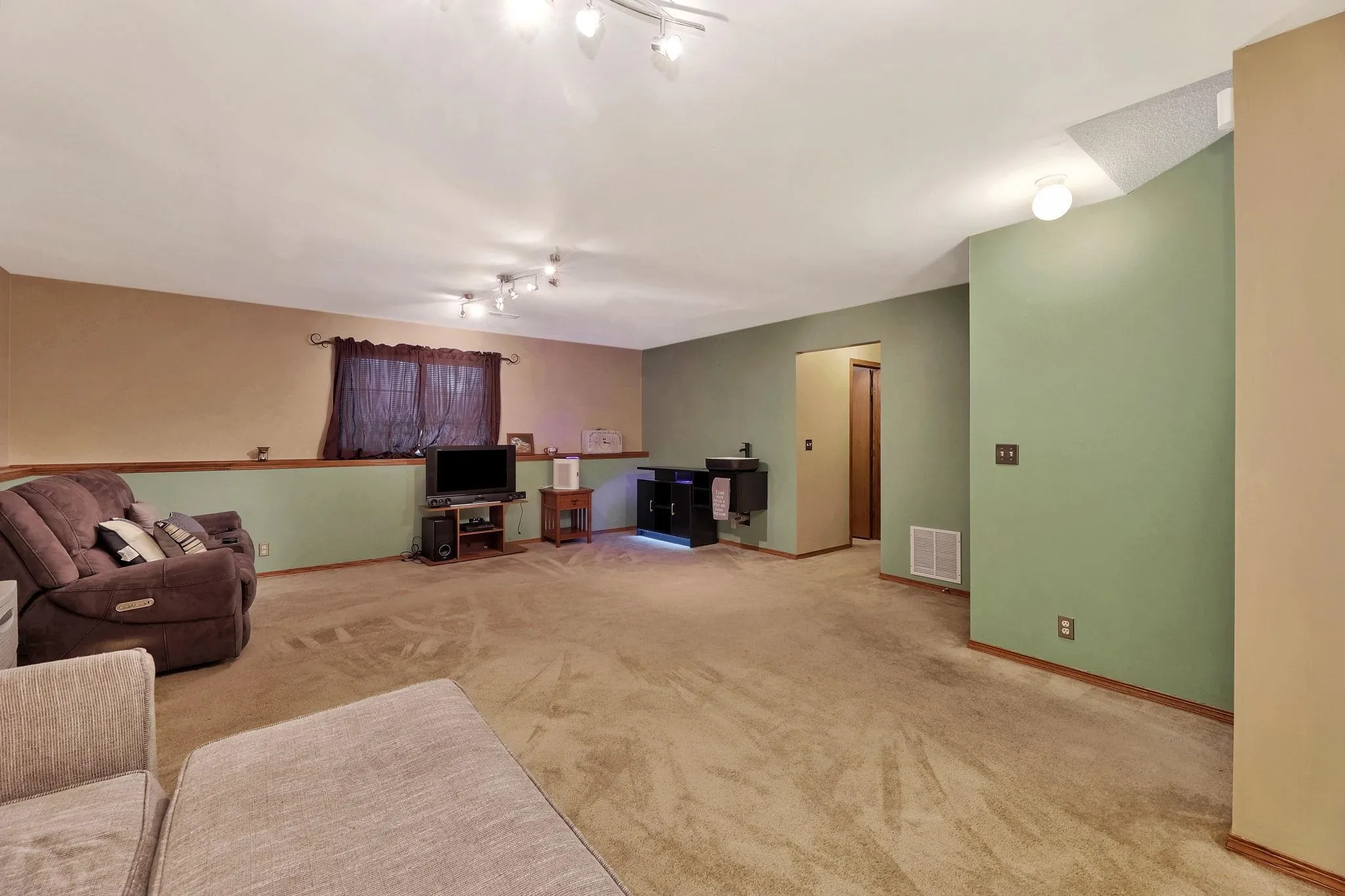 Wichita, Kansas 67216, United States, 3 Bedrooms Bedrooms, ,2 BathroomsBathrooms,Residential,Pending,45887