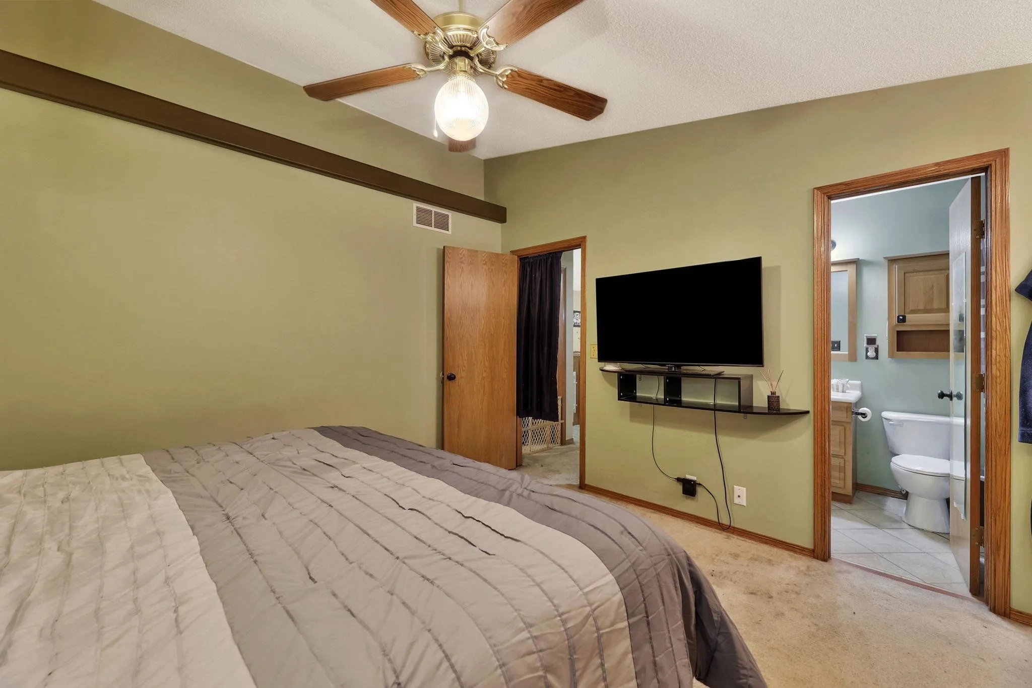 Wichita, Kansas 67216, United States, 3 Bedrooms Bedrooms, ,2 BathroomsBathrooms,Residential,Pending,45887