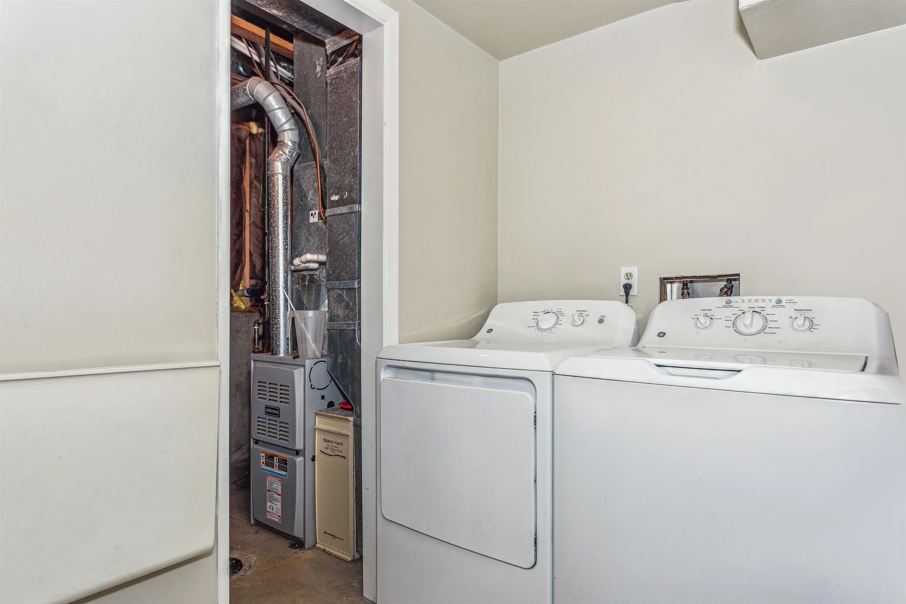 Wichita, Kansas 67210, United States, 4 Bedrooms Bedrooms, ,3 BathroomsBathrooms,Residential,Active,144168