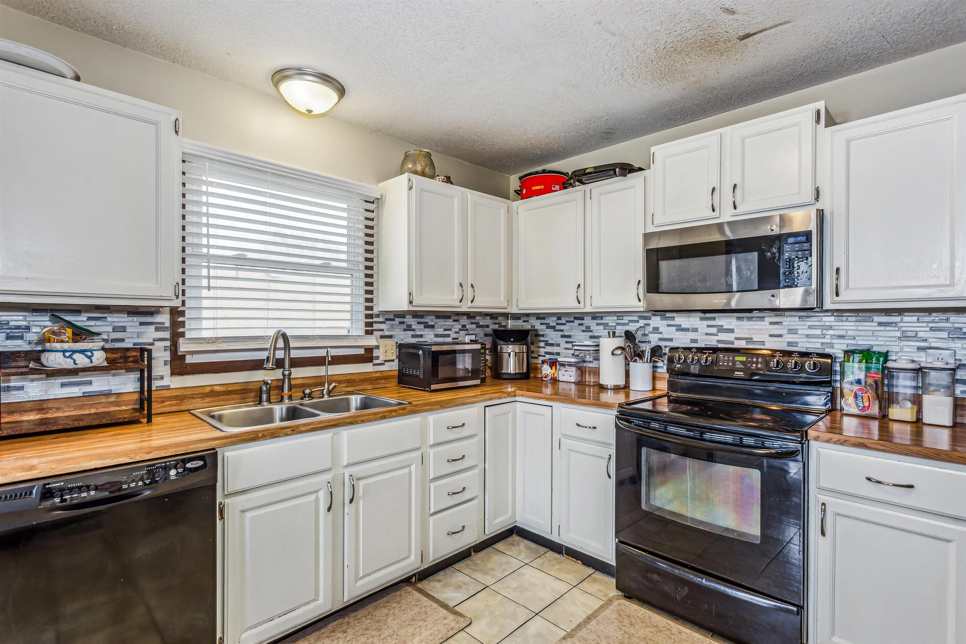 Wichita, Kansas 67210, United States, 4 Bedrooms Bedrooms, ,3 BathroomsBathrooms,Residential,Active,144168