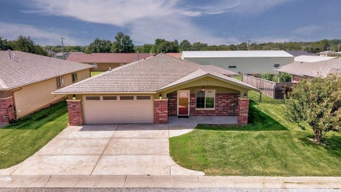 Homes For Sale - 2209 Cottonwood Ln<br/> Cowley County, Winfield, KS 67156