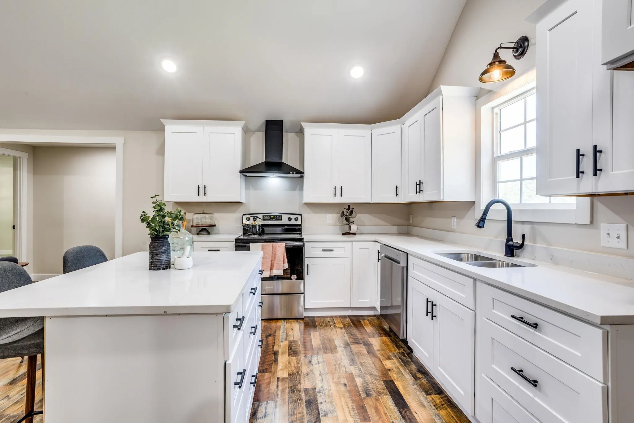 Halstead, Kansas 67056, United States, 5 Bedrooms Bedrooms, ,2 BathroomsBathrooms,Residential,Active,136297