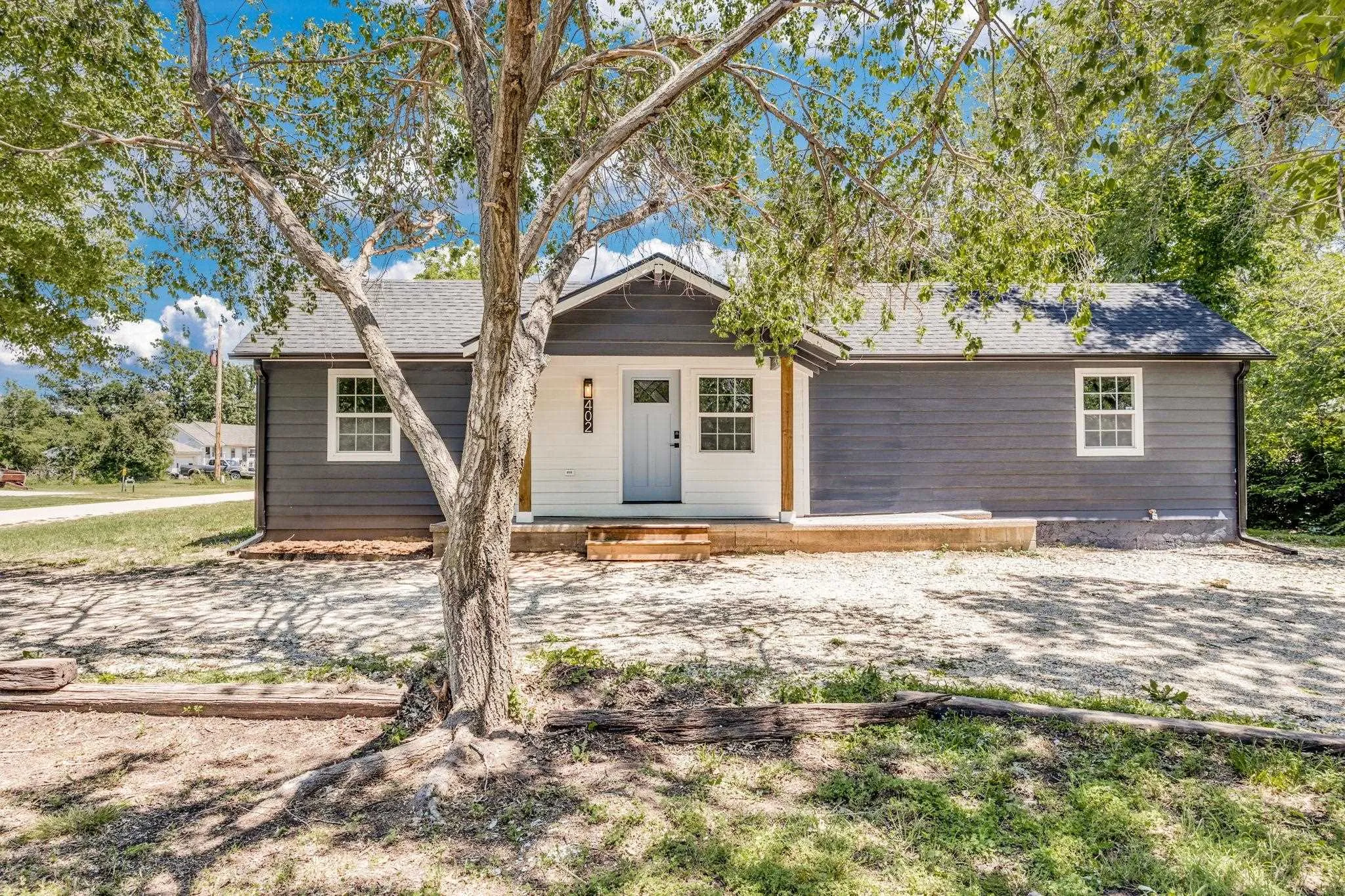 Halstead, Kansas 67056, United States, 5 Bedrooms Bedrooms, ,2 BathroomsBathrooms,Residential,Active,136297